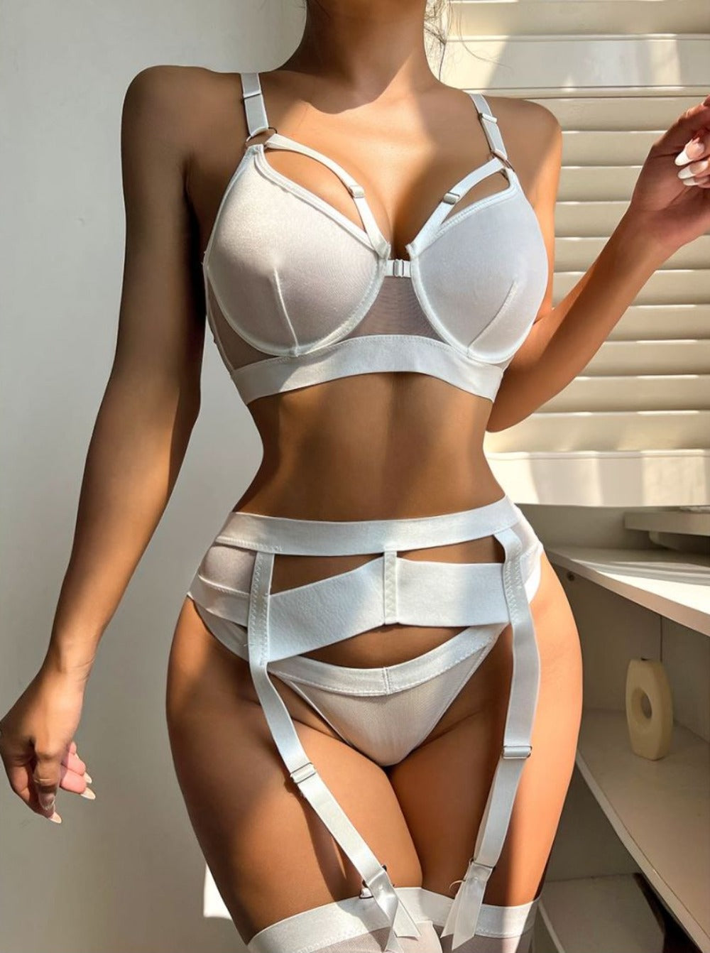 String blanc sexy pour femme, avec jarretières.