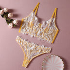 Ensemble deux pièces : soutien-gorge, culotte et string en dentelle unie.